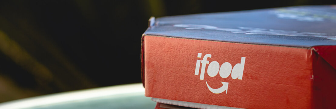 Ifood, empresa brasileira de delivery de comida por pedidos via aplicativo. Comida, Alimenta&ccedil;&atilde;o, Pedidos, Apps. Uma caixa de pizza com a logo da empresa Ifood.