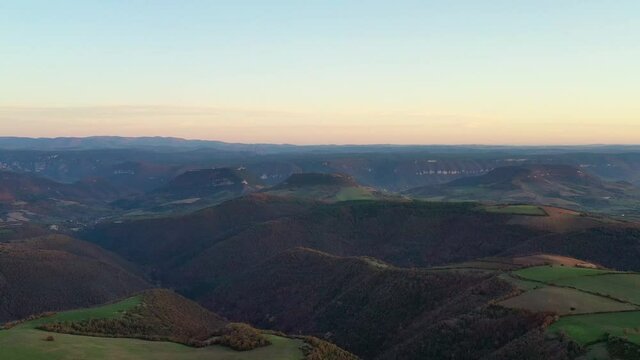 survol du plateau du Larzac, soleil couchant