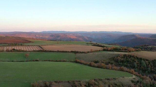 survol du plateau du Larzac, soleil couchant
