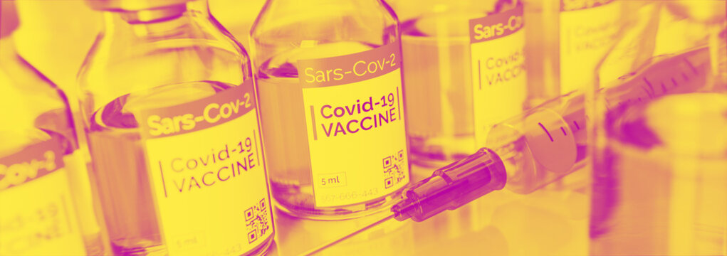 Corona Impfstoff mit Spritze - Konzept Massenimpfung oder Nebenwirkungen