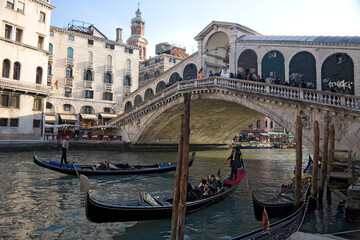 Fototapeta na wymiar The Grand Canal, Venice, Italy: Ponte di Rialto and gondolas 