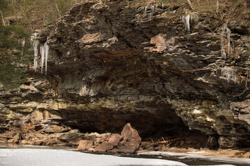 Obraz premium Copperas Rock sheds itself to the Great Trough Creek