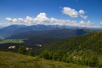 Fototapeta na wymiar paesaggio di montagna in estate