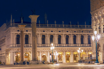 Fototapeta na wymiar columns of Piazza San Marco at nigth without anyone because of the covid-19