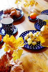 Herbstdeko auf Frühstückstisch