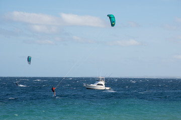 Haciendo windsurf frente a una embarcación