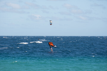 Mujer joven haciendo windsurf