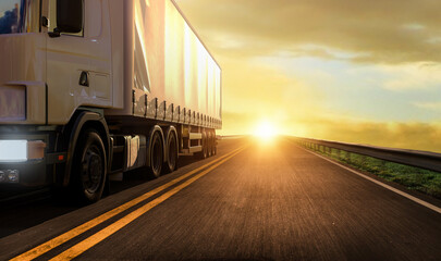 LKW vor Sonnenaufgang auf Straße