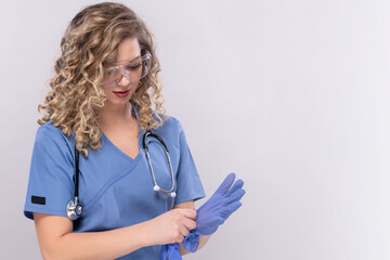 Junge Ärztin Frau 27 Jahre alt stehend mit Schutzbrillen im blauen Kittel 