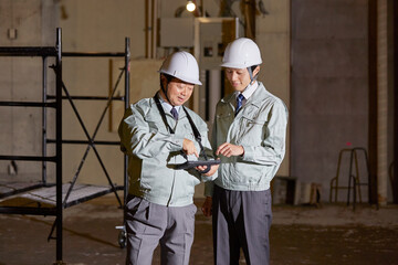 現場で働く作業員 Wall Mural Wallpaper Murals Wallsheaven Siro46