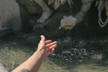 Walk through Vienna, the hand shows the sights