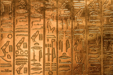 Jeroglífico egipcio sobre tumba de oro. 