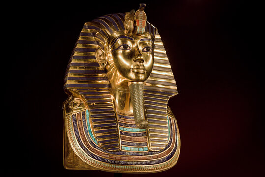 M&aacute;scara del Fara&oacute;n Egipcio Tutankhamon sobre fondo negro