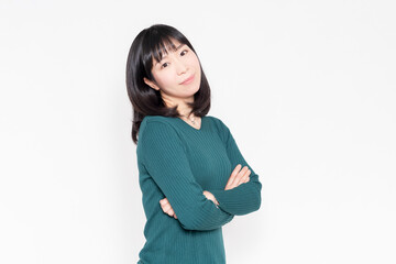 白背景の前で腕を組んでいる笑顔の女性
