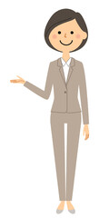説明するスーツの女性