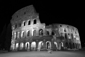 Fototapeta na wymiar The monuments of rome in black and white at night. 