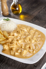 Strogonoff de frango com fritas close