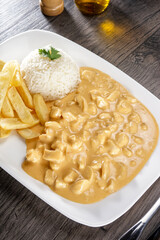 Strogonoff de frango com fritas view top