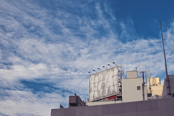 青空の下の大きな看板