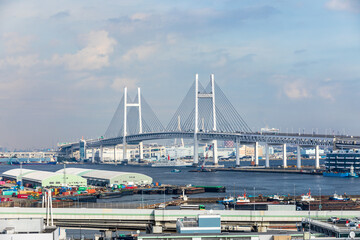 横浜港の入口にかかるベイブリッジ