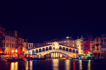 Fototapeta na wymiar Rialto bridge at night in Venice, Italy