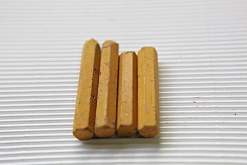 한국초등학교미술재료크레파스입니다