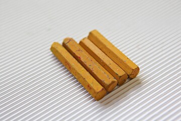 한국초등학교미술재료크레파스입니다