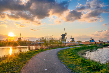 Obraz premium Traditional dutch windmills of Kinderdjik at sunset. Netherlands