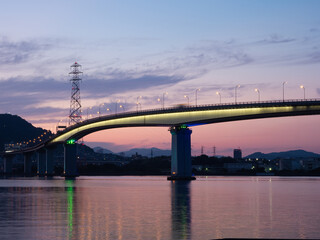 夕暮れの海田大橋