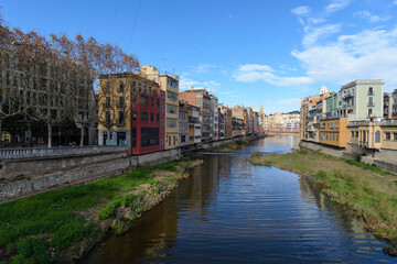 Vista escénica de la ciudad de Girona , casa típicas colores anaranjados sobre el rio Onyar un dia soleado de Diciembre. Girona, Cataluña, España