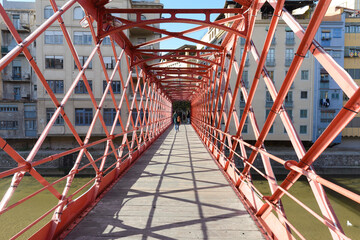 Puente de las pescaderías, Puente Eiffel de hierro rojo en Girona , Cataluña, España