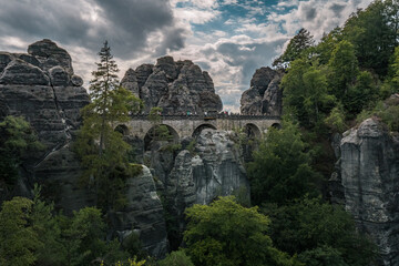 Blick auf die Basteibrücke (Bastei) im Elbsandsteingebirge - Sächsische Schweiz - nahe Dresden,...