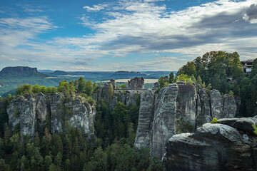 Aussicht auf die Basteibrücke (Bastei) vom Ferdinandstein im Elbsandsteingebirge - Sächsische...