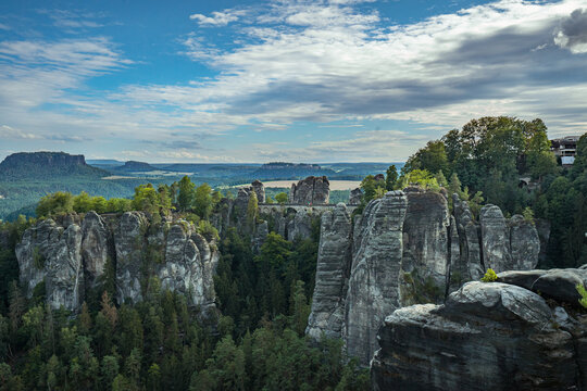 Aussicht auf die Basteibr&uuml;cke (Bastei) vom Ferdinandstein im Elbsandsteingebirge - S&auml;chsische Schweiz &ndash; nahe Dresden, Deutschland