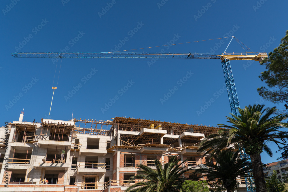 Aufkleber construction of a building with a remotely controlled unmanned crane