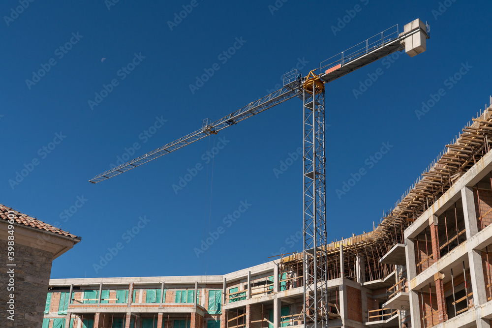 Aufkleber construction of a building with a remotely controlled unmanned crane