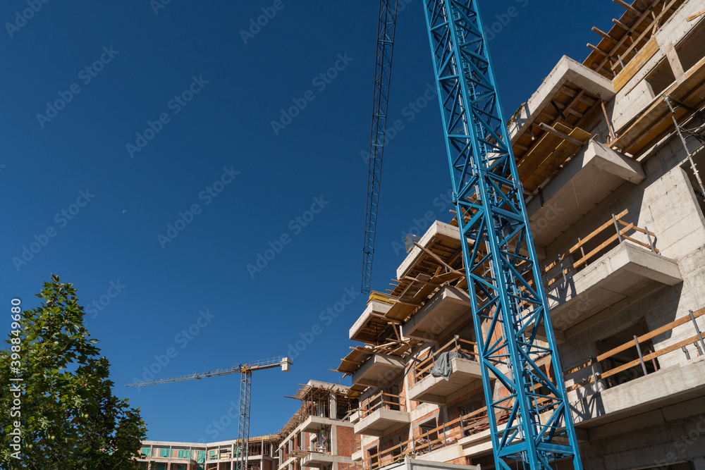 Aufkleber construction of a building with a remotely controlled unmanned crane
