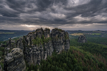Blick auf die Schrammsteine im Elbsandsteingebirge - Sächsische Schweiz – nahe Dresden, mit dicken und düsteren Wolken am Himmel, während ein Sturm aufzieht