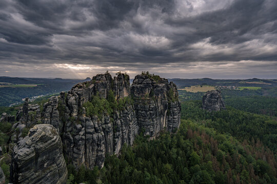 Blick auf die Schrammsteine im Elbsandsteingebirge - S&auml;chsische Schweiz &ndash; nahe Dresden, mit dicken und d&uuml;steren Wolken am Himmel, w&auml;hrend ein Sturm aufzieht