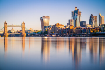 Tower Bridge and the bank district of central London at sunrise - obrazy, fototapety, plakaty