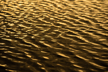 夕方の川の水面