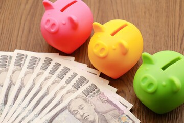3色の豚の貯金箱と1万円札