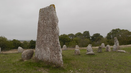 Grabfeld, standing Stones und alte Windmühle auf der Insel Öland, Schweden - 398861811