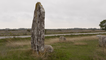 Grabfeld, standing Stones und alte Windmühle auf der Insel Öland, Schweden - 398861840