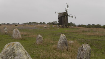 Grabfeld, standing Stones und alte Windmühle auf der Insel Öland, Schweden - 398861850
