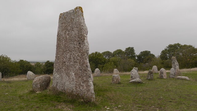 Grabfeld, standing Stones und alte Windmühle auf der Insel Öland, Schweden