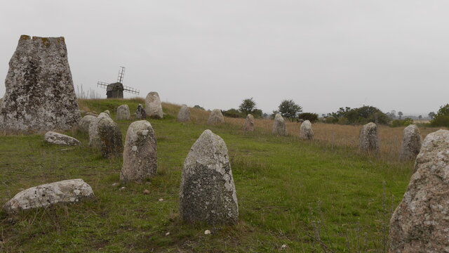 Grabfeld, standing Stones und alte Windmühle auf der Insel Öland, Schweden
