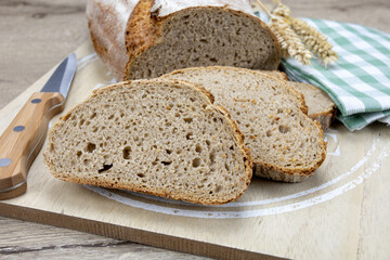 miche de pain farinée sur une table