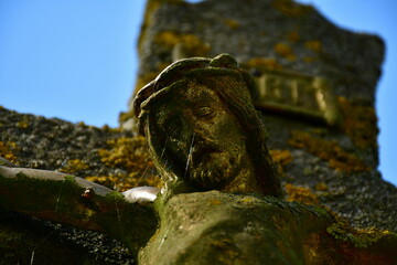 Ein Wegekreuz mit Jesus und Spinnweben