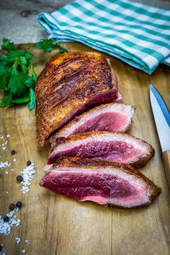 magret de canard grill&eacute; sur une planche &agrave; d&eacute;couper